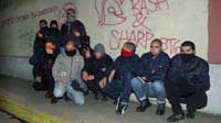 Los skinheads se preocupan de borrar los rayados xenófobos del barrio Yungay.
