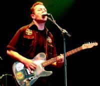 Joe Strummer, durante una actuación, el 8 de junio en Londres